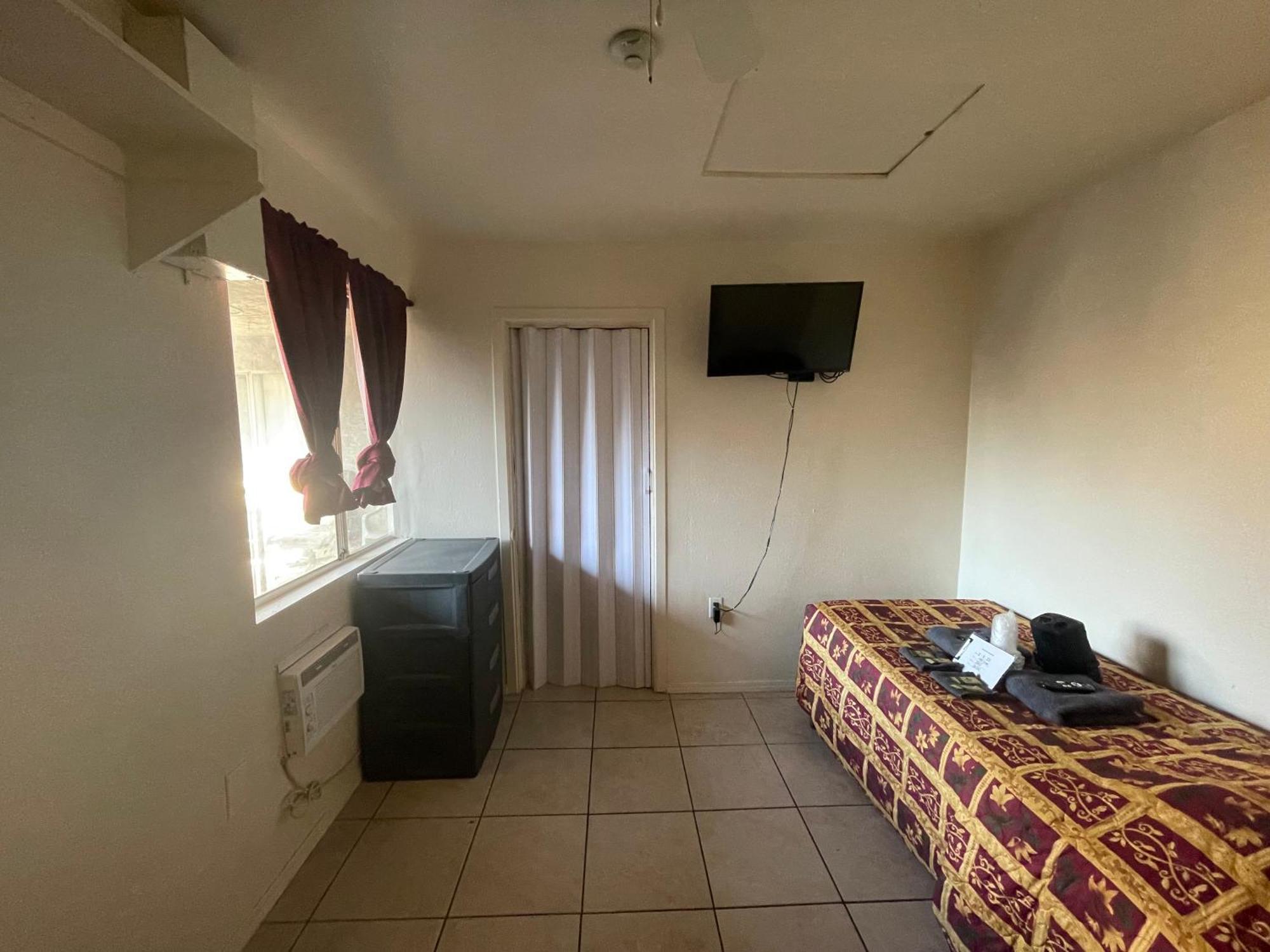 Crown Inn & Suites Spring Valley  Екстериор снимка
