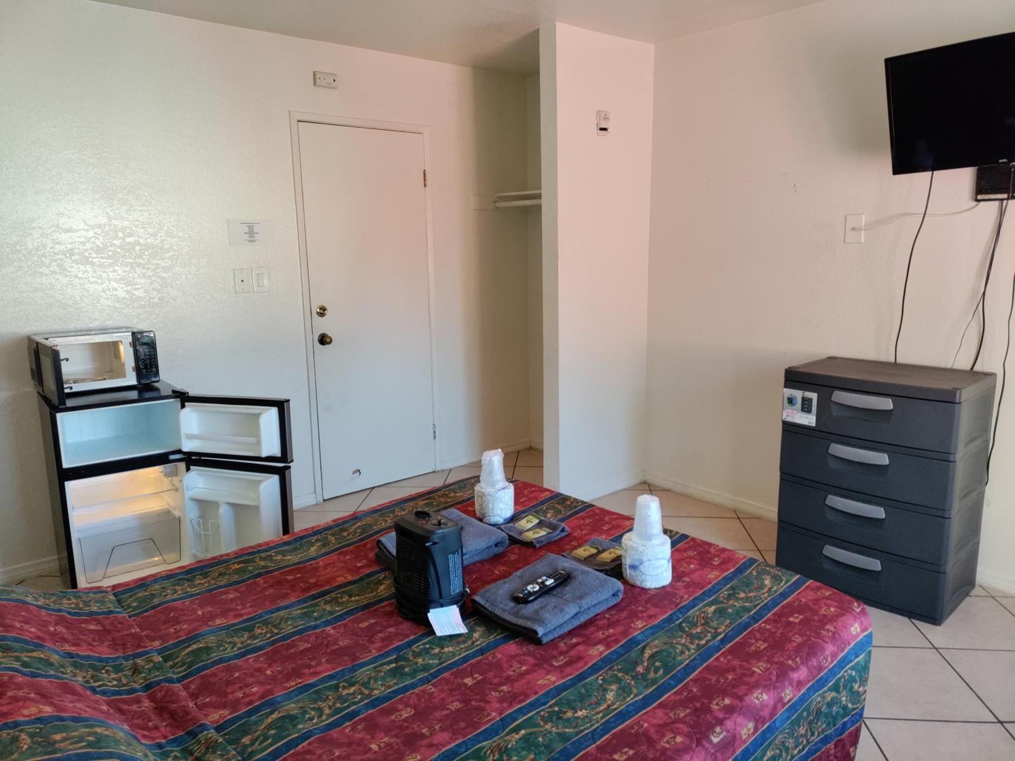 Crown Inn & Suites Spring Valley  Екстериор снимка